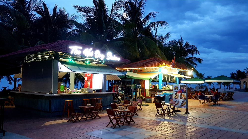 Da Nang beach side restaurant and bar