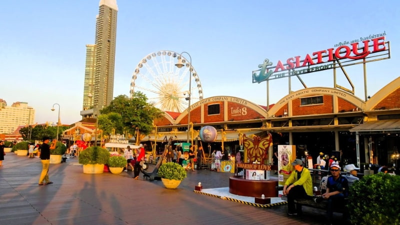 Asiatique, restaurant and shopping complex Bangkok 