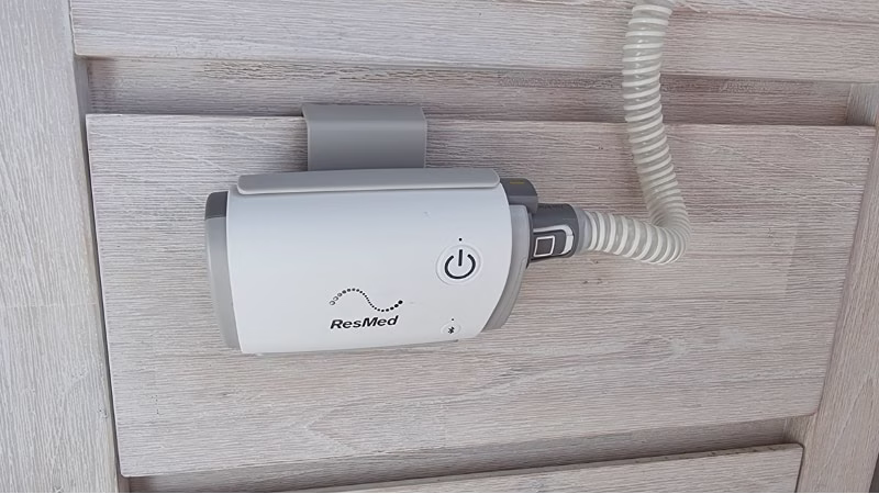 ResMed AirMini Travel CPAP ResMed AirMini hooked onto bedside table